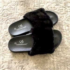 New! Girls Black Fuzzy Slippers Size S6/7